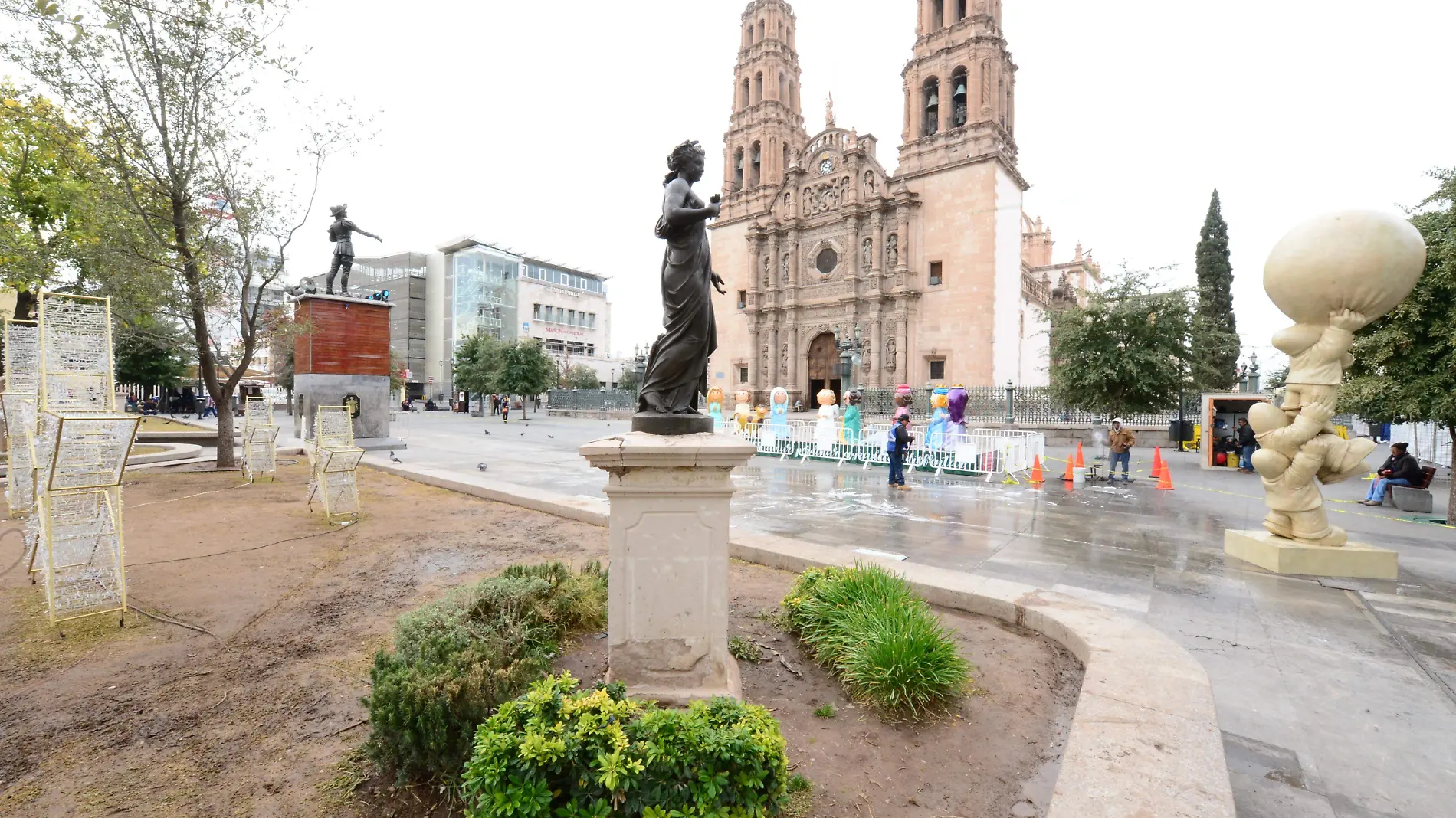 area despejada en la plaza de armas retiro de ambulantres  (20)